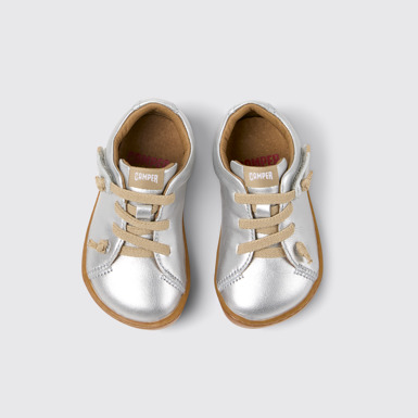 Peu Zapatos de piel plateada para niños.