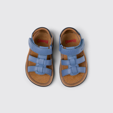 Bicho Sandalias de piel azul para niños.